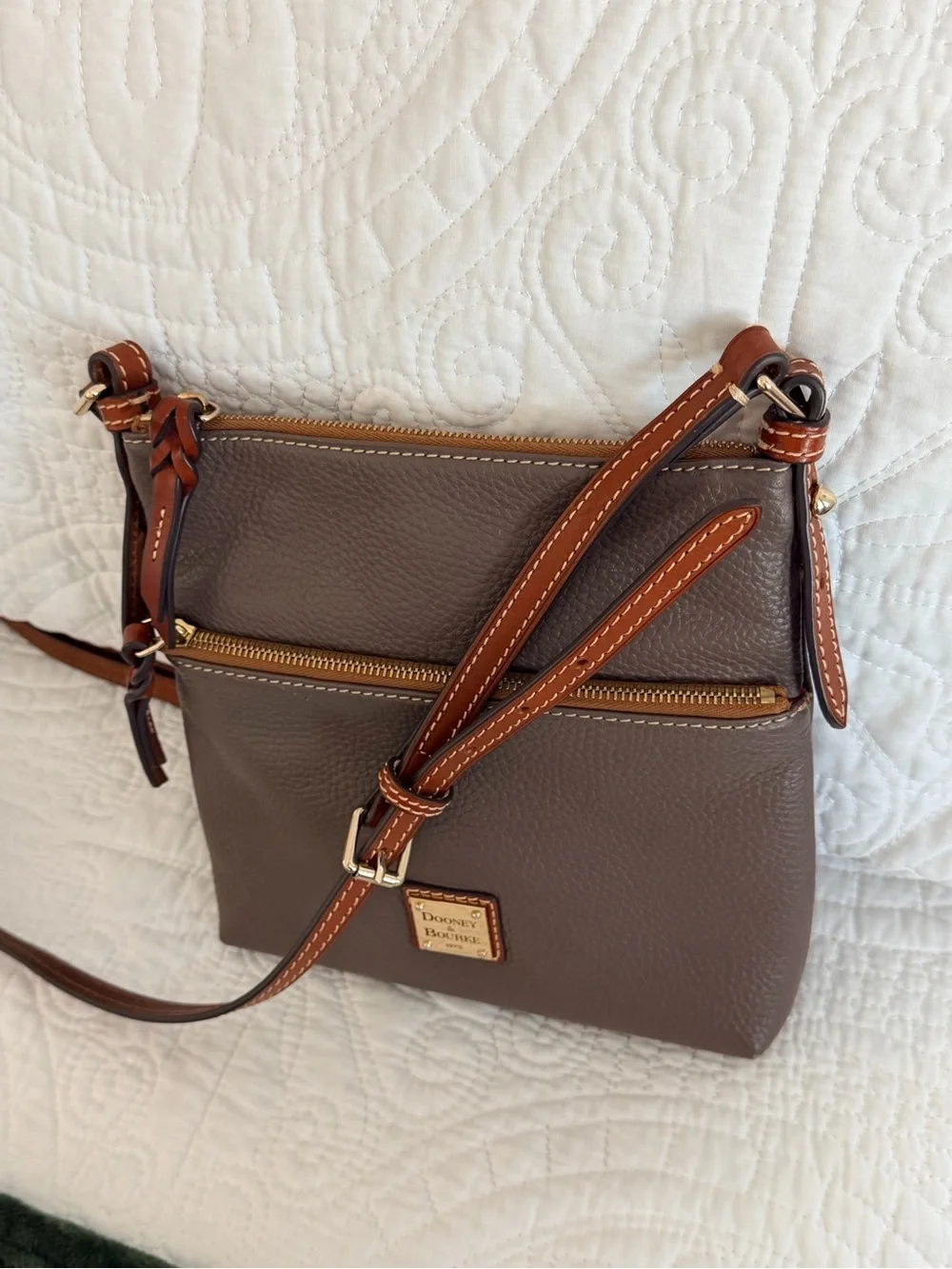 ✨Dooney & Bourke Pebble Grain North South Janine Crossbody EUC ✨